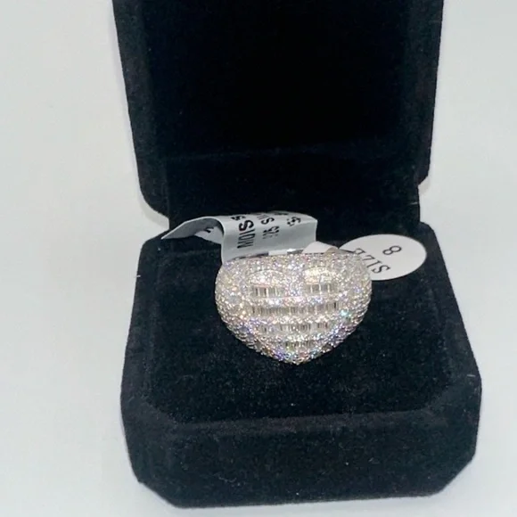 4ct Moissanite Heart Ring - Picture 5 of 16